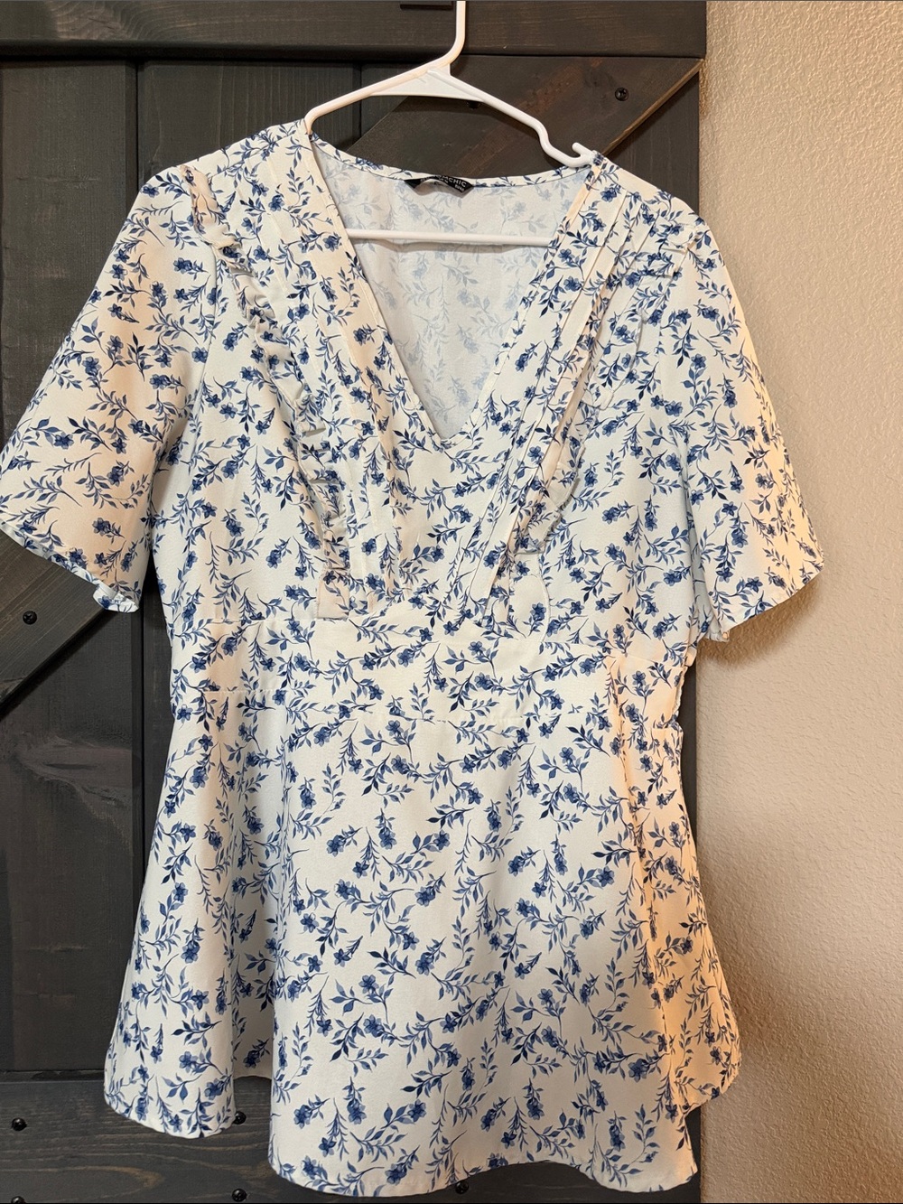 BloomChic White and Blue Floral V-Neck Blouse
